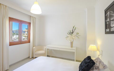 Nautic 3: Property, Furniture, Wood, Plant, Comfort, Window, Interior Design, Flooring, Floor, Paint