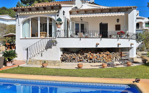 El Sueno de Jeanne-Marie: Water, Sky, Plant, Property, Building, Window, Blue, Azure, Swimming Pool, House