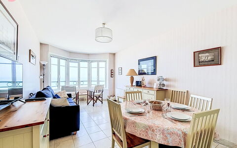 Saint Malo 260: Flooring, Floor, Apartment, Interior Design, Ceiling, Room, Condominium, Wood Flooring, Hardwood, Living Room