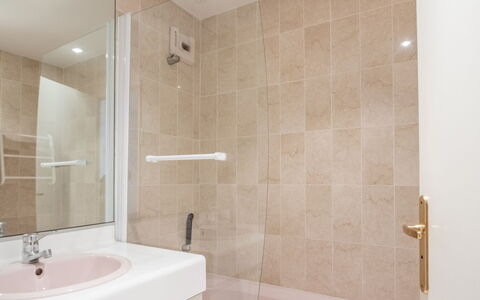 Saint Malo 260: Mirror, Property, Plumbing Fixture, Sink, White, Tap, Bathroom, Interior Design, Lighting