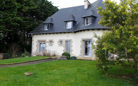 Les Rimains: Plant, Building, Window, Sky, House, Tree, Land Lot, Cottage, Grass, Residential Area