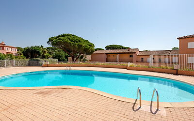 Sainte Maxime 152: Water, Sky, Building, Swimming Pool, Plant, Tree, Rectangle, Outdoor Furniture, House, Grass