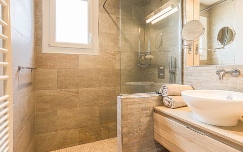 Saint Christophe: Mirror, Tap, Property, Plumbing Fixture, Sink, Bathroom Cabinet, Bathroom Sink, Bathroom, Interior Design, Wood