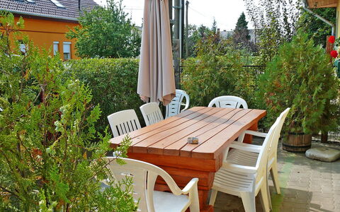 Colore: Plant, Furniture, Property, Table, Chair, Window, Outdoor Furniture, Wood, Building, Outdoor Table