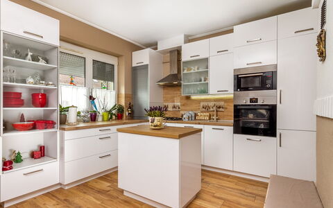Colore: Countertop, Cabinetry, Property, Kitchen Appliance, Kitchen, Kitchen Stove, Building, Wood, Home Appliance, Shelving