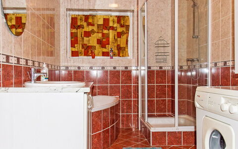 Colore: Laundry Room, Property, Interior Design, Cabinetry, Plumbing Fixture, Wood, Flooring, Floor, Clothes Dryer, Wall