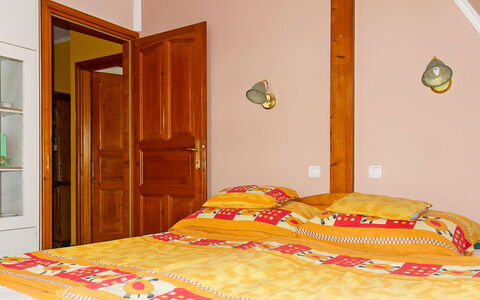 Colore: Furniture, Comfort, Building, Door, Bed Frame, Wood, Orange, Textile, Interior Design