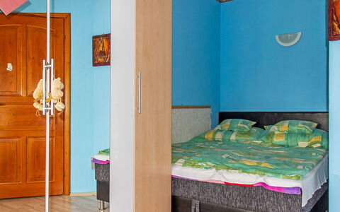 Colore: Furniture, Property, Green, Building, Azure, Blue, Door, Cabinetry, Comfort, Lighting