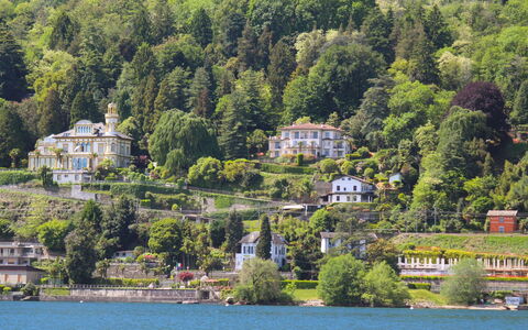 Punta Borromea: Water, Building, Plant, Water Resources, Property, Nature, Natural Landscape, Tree, Vegetation, Lake