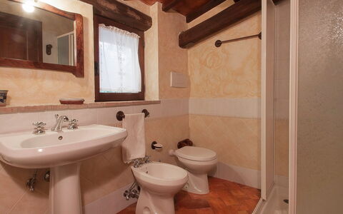 Poggiolo: Brown, Mirror, Sink, Property, Tap, Plumbing Fixture, Bathroom Sink, Bathroom, Building, Purple