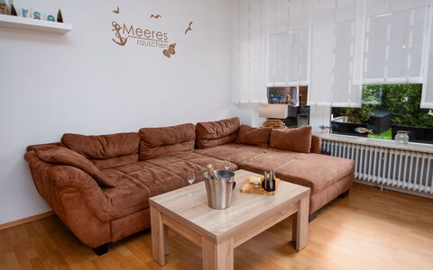 Meeresrauschen: Brown, Couch, Furniture, Property, Table, Wood, Lighting, Interior Design, Rectangle, Plant