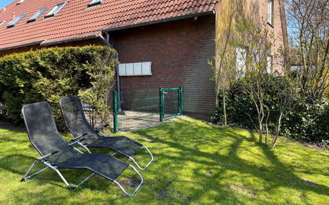 Meeresrauschen: Plant, Property, Building, Land Lot, Outdoor Furniture, Grass, Window, Natural Landscape, Tree, Shade