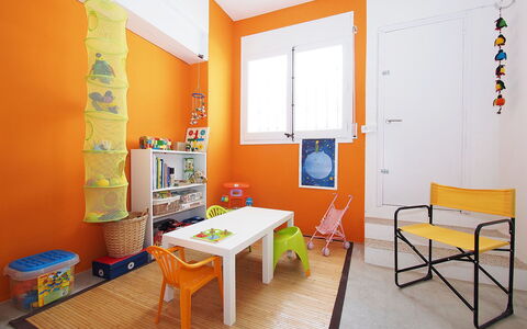 Sant Mori: Furniture, Table, Building, Window, Orange, Living Room, Interior Design, Flooring, House, Floor