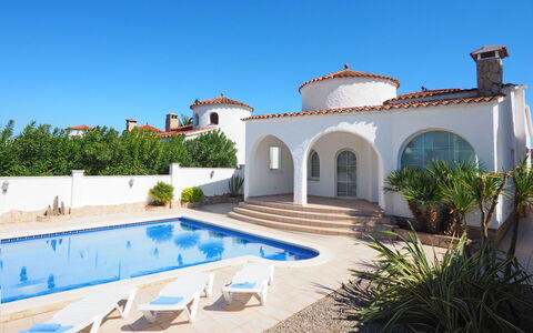 Francoli: Plant, Sky, Water, Building, Swimming Pool, Azure, Tree, Body Of Water, House, Leisure