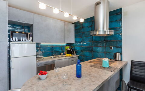 Palamós 155: Countertop, Cabinetry, Property, Tap, Azure, Sink, Interior Design, Kitchen, Wood, Flooring