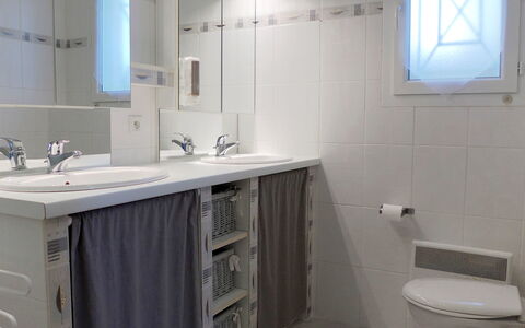 Sainte Marie: Mirror, Sink, Plumbing Fixture, Property, Cabinetry, Building, Tap, Bathroom, Bathroom Cabinet, Lighting