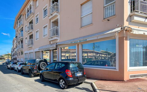 Saint-Raphaël 161: Wheel, Car, Vehicle, Window, Property, Building, Blue, Sky