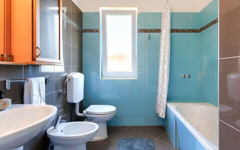 Umag 119: Sink, Plumbing Fixture, Property, Bathtub, Tap, Purple, Bathroom, Shower Head, Azure, Bathroom Sink