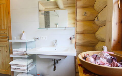 Chalet Karin: Tap, Sink, Mirror, Property, Bathroom Sink, Plumbing Fixture, Bathroom Cabinet, Purple, Bathroom, Interior Design