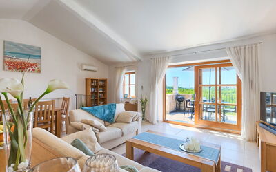 Nini 200.1: Room, Property, Furniture, Living Room, Interior Design, Building, House, Real Estate, Ceiling, Table