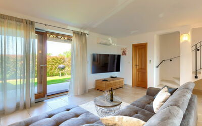 Istriana 300.2: Furniture, Property, Couch, Table, Building, Comfort, Picture Frame, Wood, Living Room, Television