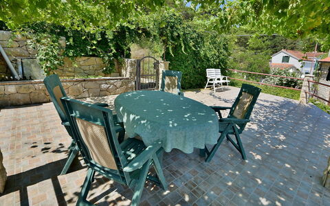 Ratimir: Plant, Table, Furniture, Outdoor Table, Chair, Outdoor Furniture, Tree, Shade, Kitchen & Dining Room Table, Grass
