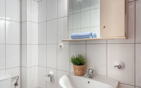 Empuriabrava 515: Tap, Property, Plumbing Fixture, Plant, Building, Product, Bathroom, Lighting, Interior Design, Architecture