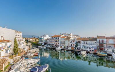 Empuriabrava 515: Water, Sky, Building, Property, Boat, Azure, Window, Watercraft, House, Urban Design