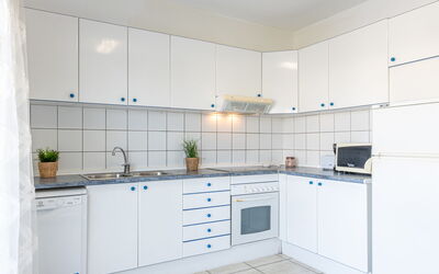 Port Banyuls 515.2: Cabinetry, Countertop, Kitchen Sink, Tap, Sink, Building, Kitchen, Plant, Kitchen Appliance, Drawer