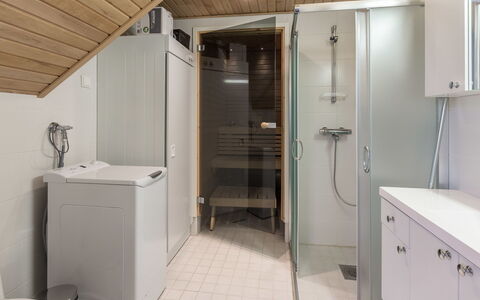 Sointuilevi 2 D 13: Plumbing Fixture, Flooring, Floor, Interior Design, Sink, Wood, Ceiling, Bathroom, Tap, Bathroom Cabinet