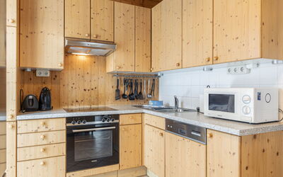 #5 mit 3 Schlafzimmern 160.27: Wood, Kitchen, Cabinetry, Interior Design, Major Appliance, Countertop, Kitchen Appliance, Cupboard, Wood Stain, Room