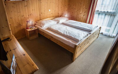 Superior#817 Bis 5 P und Gallerie 160.34: Bed, Bedroom, Bed Sheet, Wood, Bedding, Floor, Flooring, Interior Design, Bed Frame, Furniture
