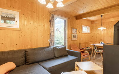 #16 mit 2 Schlafzimmern für 6 Personen 160.28: Wood, Hardwood, Wood Stain, Room, Cottage, Plywood, Log Cabin, Plank, Wood Flooring, Lumber