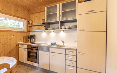 # 31 mit 2 Schlafzimmern für 6 Personen 160.24: Kitchen, Countertop, Interior Design, Wood, Major Appliance, Kitchen Appliance, Cabinetry, Flooring, Sink, Room
