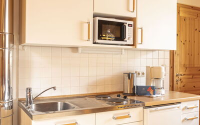 # 34Og für Bis zu 4 Personen 160.31: Kitchen Appliance, Kitchen, Countertop, Major Appliance, Cabinetry, Wood, Furniture, Sink, Kitchen Sink, Home Appliance
