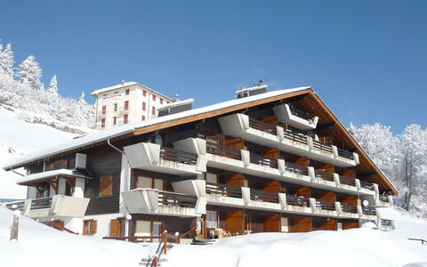 Licorne: Sky, Building, Car, Property, Snow, Wheel, Vehicle, Slope