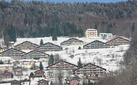 Cassiopée 26: Sky, Natural Landscape, Tree, Snow, Slope, Freezing, Building, Mountain, Residential Area, Rural Area