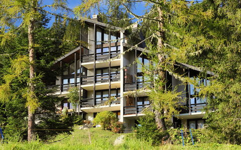 Les Beluardes Bl. 151 2: Plant, Building, Window, Tree, Land Lot, Sky, Urban Design, Cottage, Natural Landscape, Real Estate