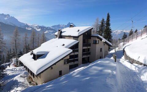 Les Beluardes Bl. 151 2: Sky, Snow, Mountain, Window, Cloud, Building, Tree, Slope, House, Plant