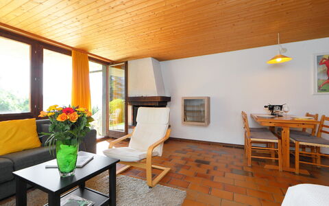 Les Beluardes Bl. 151 2: Plant, Table, Furniture, Property, Flower, Houseplant, Building, Chair, Picture Frame, Flowerpot