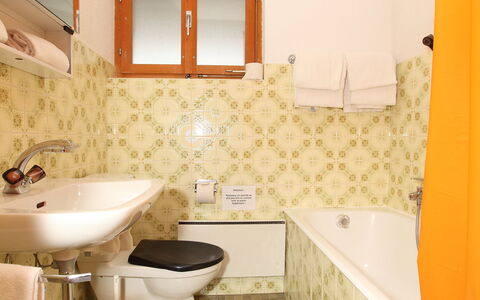 Ardévaz i: Bathroom, Property, Room, Interior Design, Wall, Tile, Floor, Tap, House, Real Estate
