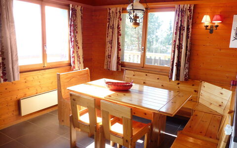 Ardévaz i: Room, Furniture, Property, Building, Log Cabin, Table, House, Floor, Interior Design, Hardwood