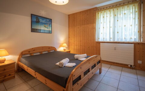 Ovronnaz 800: Furniture, Property, Building, Comfort, Bed, Lighting, Wood, Interior Design, Bed Frame