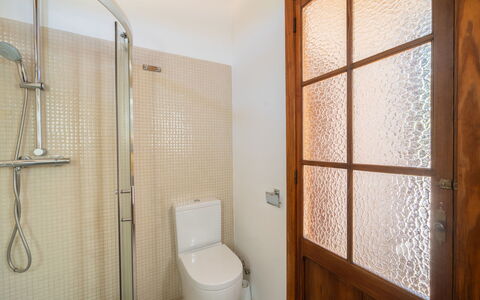 Cas Ciutada: Bathroom, Plumbing Fixture, Wall, Flooring, Wood, Floor, Interior Design, Door, Toilet, Plumbing