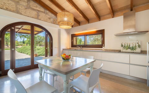 Cas Ciutada: Furniture, Interior Design, Flooring, Wood, Ceiling, Kitchen, Table, Floor, Home, Kitchen & Dining Room Table