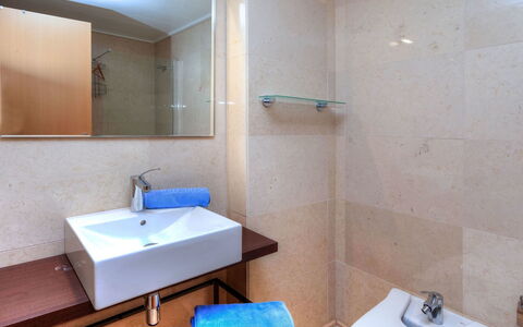 Escorxador: Mirror, Tap, Sink, Bathroom Sink, Property, Plumbing Fixture, Bathroom, Architecture
