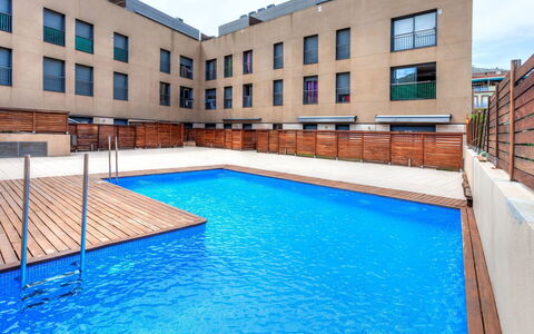 Escorxador: Water, Building, Sky, Window, Swimming Pool, Azure, Blue, House, Rectangle, Plant
