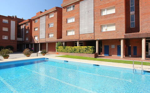 Rambla de Tossa: Water, Building, Plant, Sky, Property, Window, Azure, Swimming Pool, Leisure, Condominium