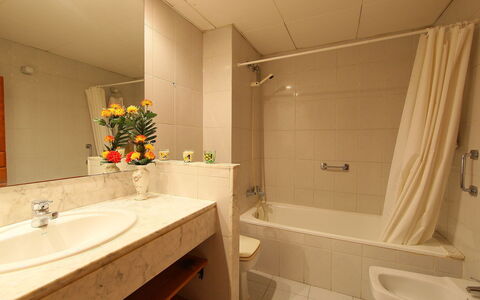 Rambla de Tossa: Mirror, Tap, Plumbing Fixture, Sink, Property, Building, Bathtub, Bathroom Sink, Bathroom, Purple