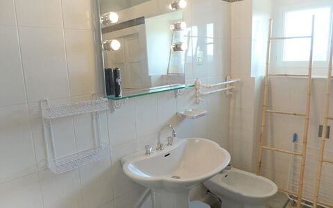 Les Nielles: Mirror, Tap, Sink, Plumbing Fixture, Property, Bathroom Sink, Bathroom, Purple, Building, Window